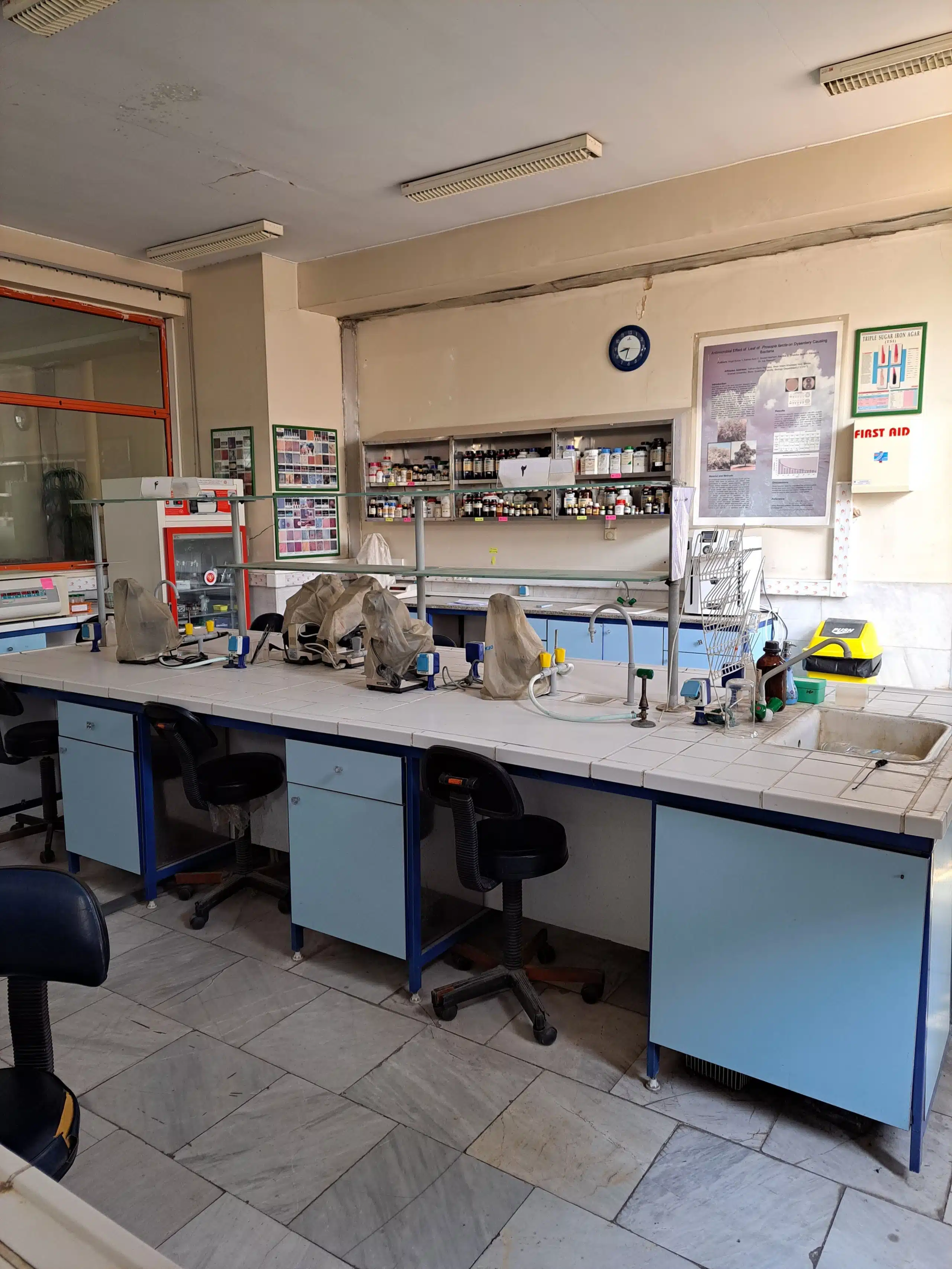 نمای کلی آزمایشگاه میکروبیولوژی